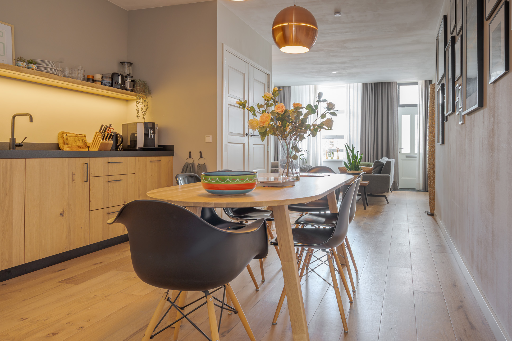 Eettafel-upcycling-duurzaam-renoveren Geschuurd en gelakt: deze eiken eettafel kreeg een tweede leven, hoe duurzaam is dat!