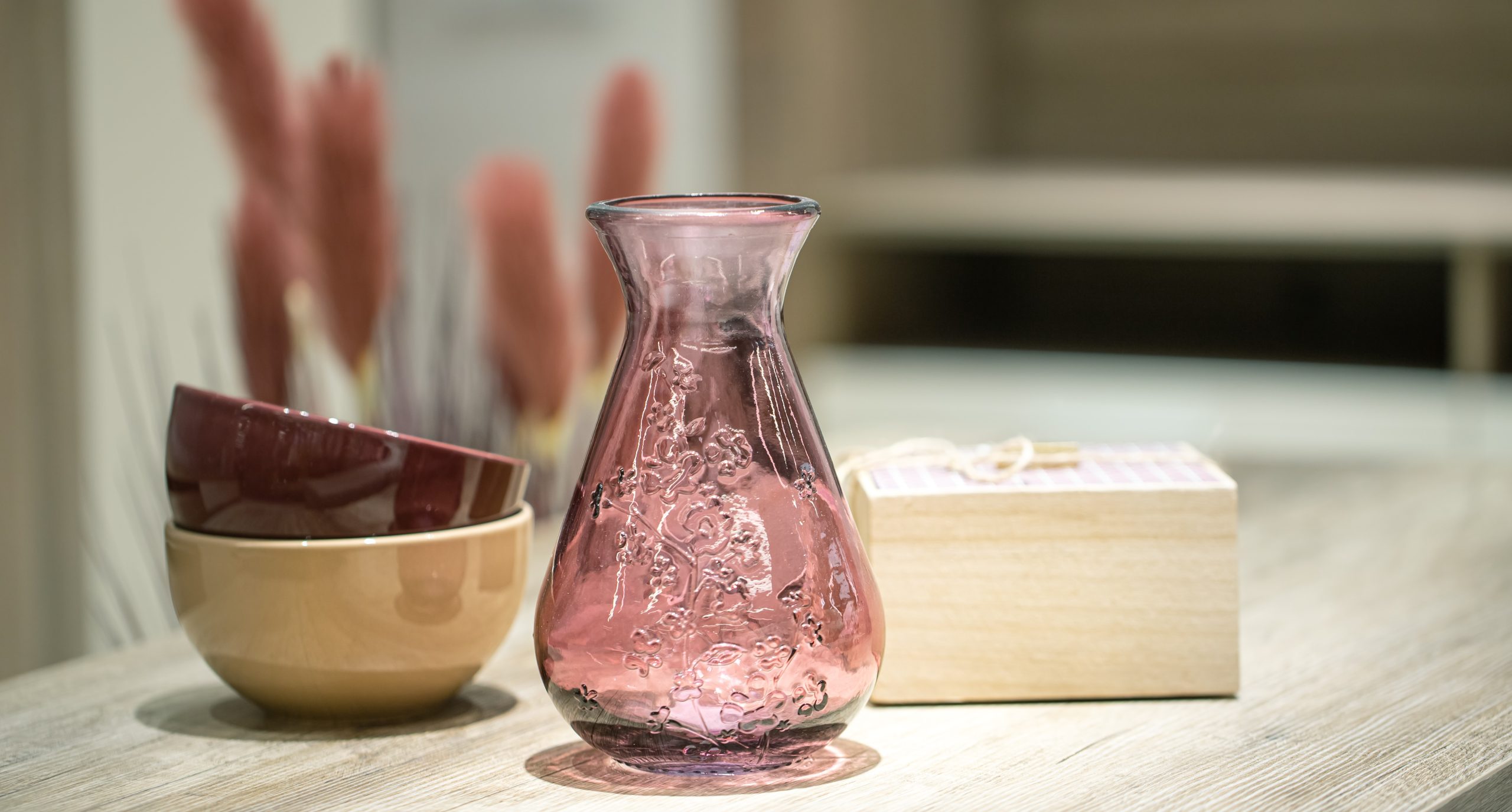 Decoratief item voor in het interieur, een prachtig vaasje van gerecycled glas op de tafel. Gezellig én duurzaam!