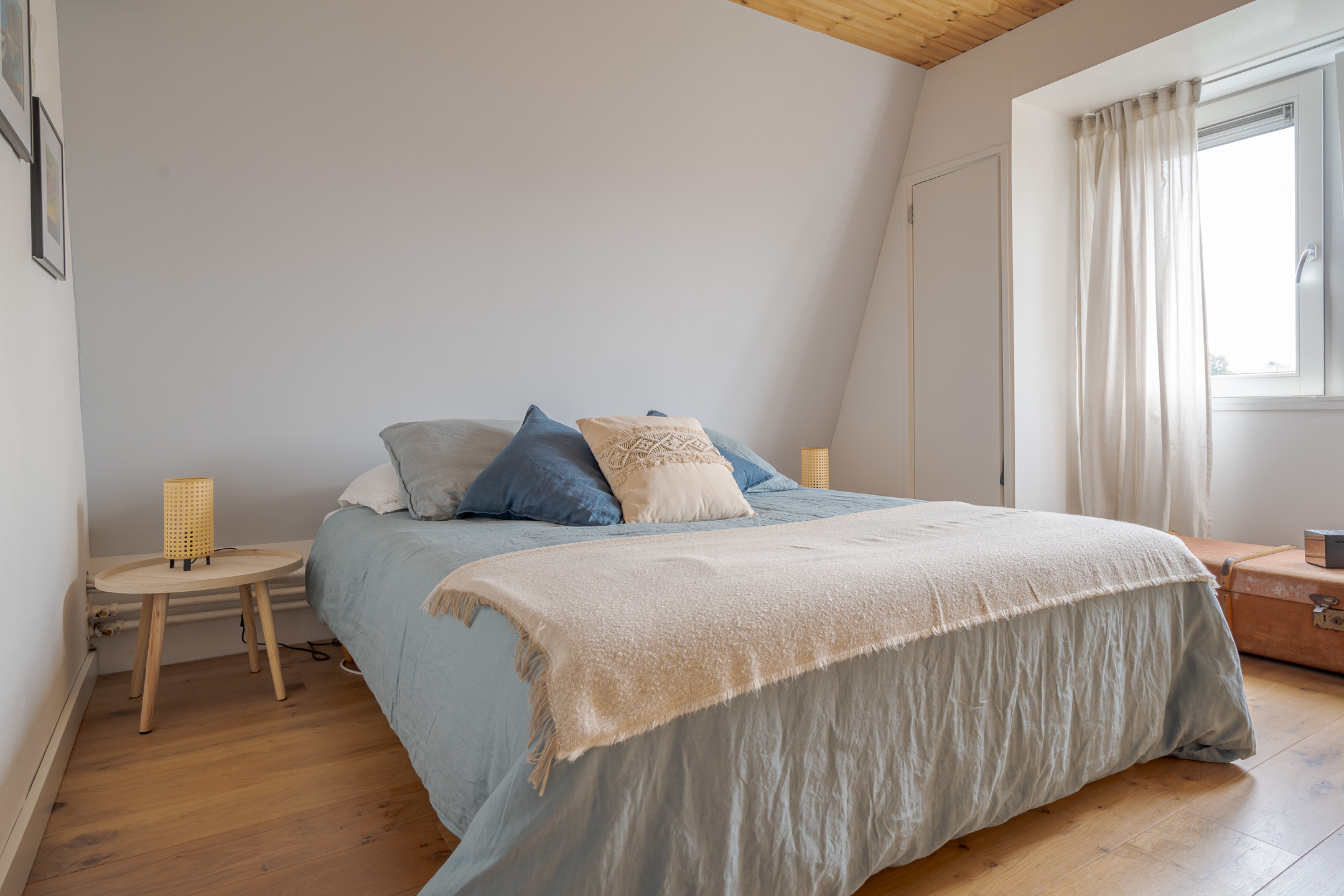 Make-over slaapkamer door lichtblauwe kleur en linnen beddengoed